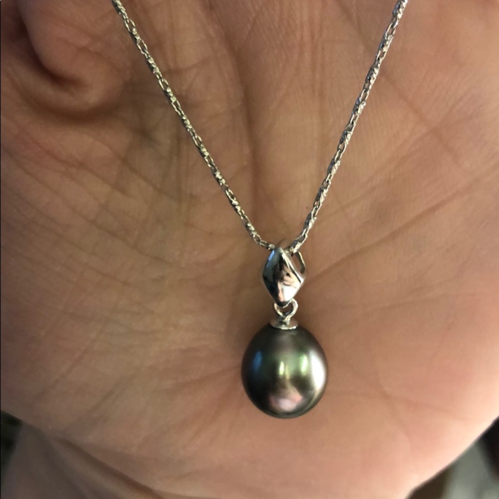 Black Tahitian pearl pendant with white gold